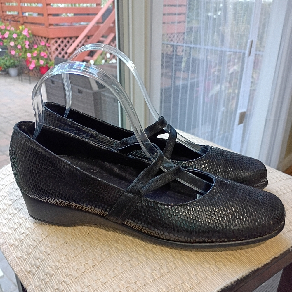 Munro Black Textured Flats.New Condition - Picture 2 of 9